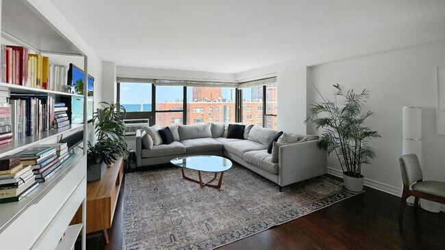 2930 N Sheridan Rd, Unit 2012 in Chicago, IL - Foto de edificio - Building Photo