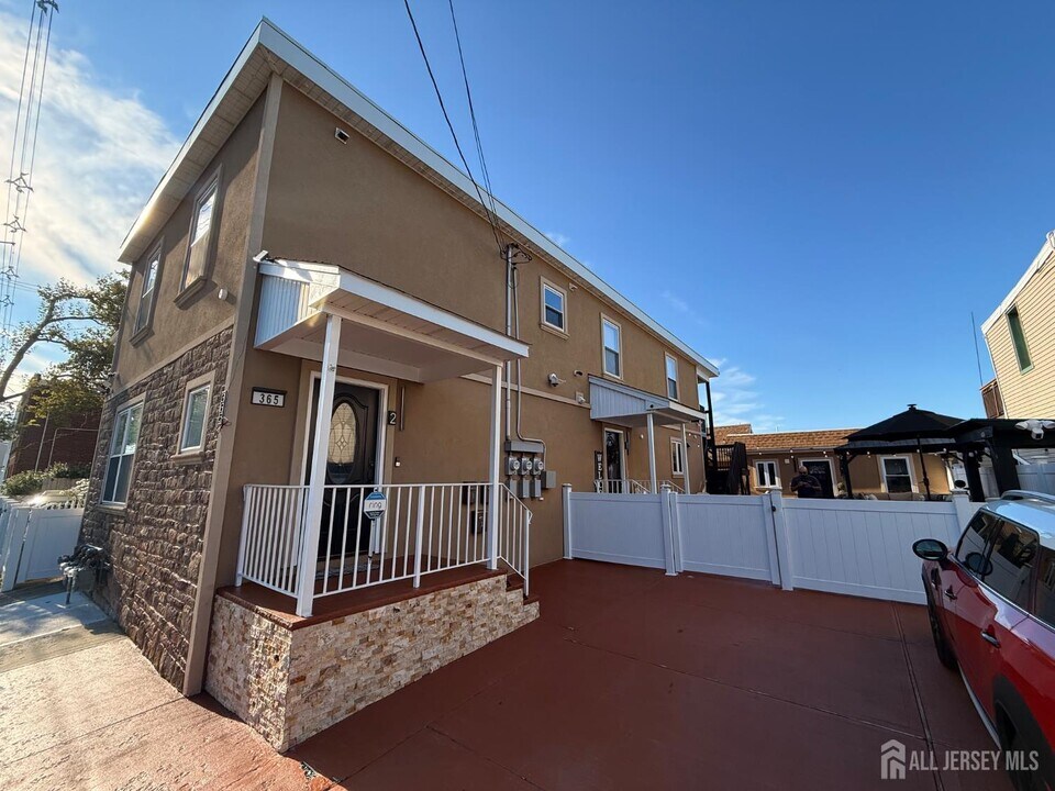 365 Grove St in Perth Amboy, NJ - Foto de edificio