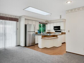 17128 NE 23rd Pl in Bellevue, WA - Building Photo - Building Photo