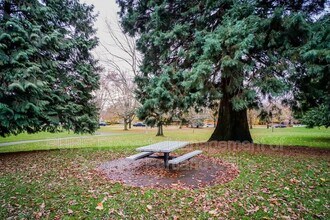 14142 NE Sandy Blvd in Portland, OR - Building Photo - Building Photo