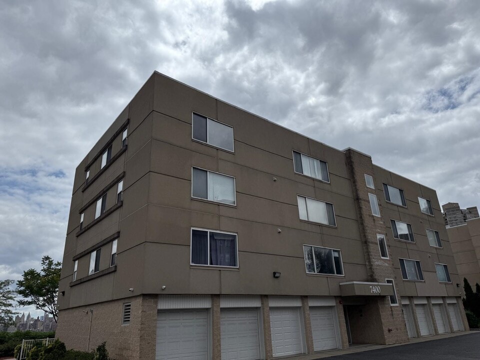 7400 JFK Blvd E in North Bergen, NJ - Building Photo