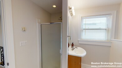 122 Buttonwood St, Unit 3 in Boston, MA - Foto de edificio - Building Photo
