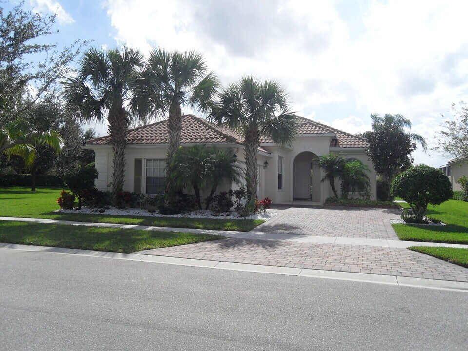 8158 Rosalie Ln in Wellington, FL - Building Photo