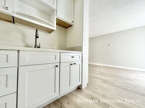 5452 Sierra Vista Ave, Unit 306 in Los Angeles, CA - Building Photo - Building Photo
