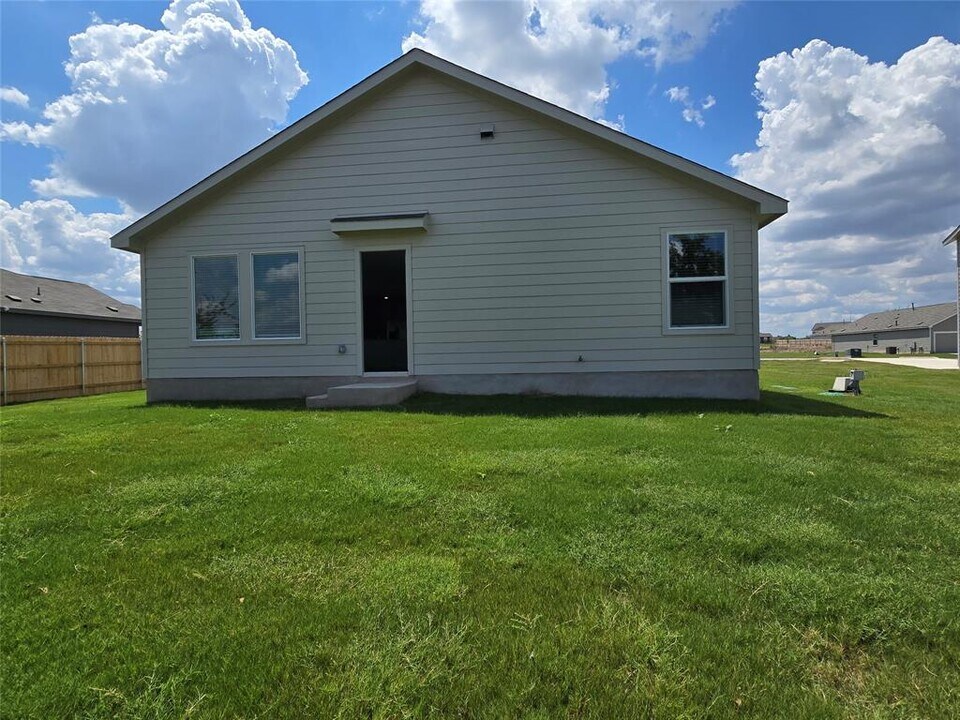 12920 Eastland Dr in Mustang Ridge, TX - Building Photo