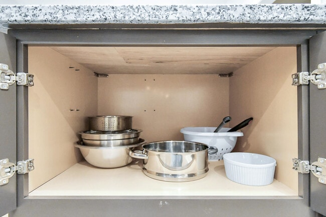 1326 Hussion St in Houston, TX - Foto de edificio - Building Photo