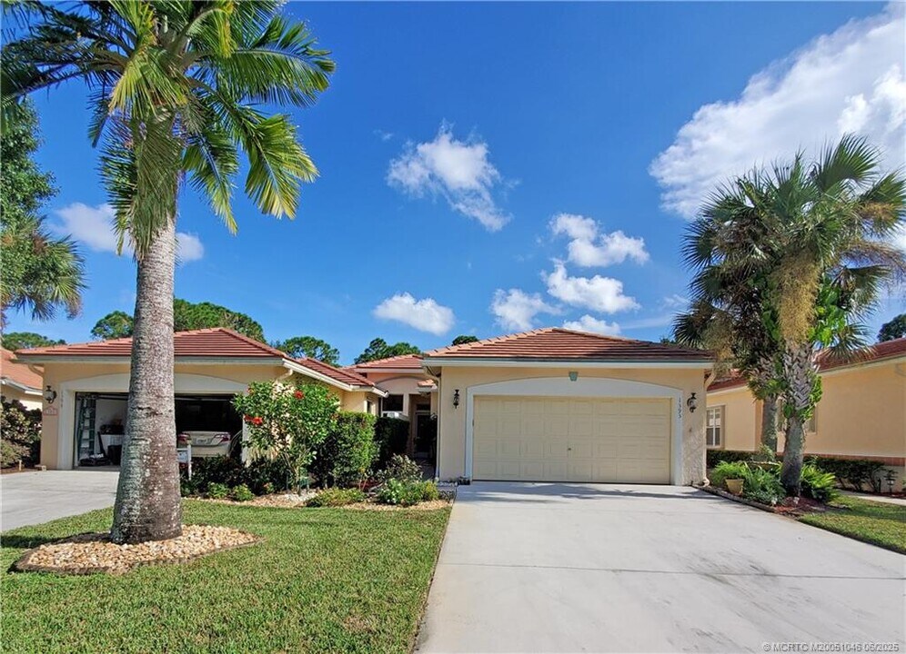 1393 SW Greens Pointe Way in Palm City, FL - Building Photo