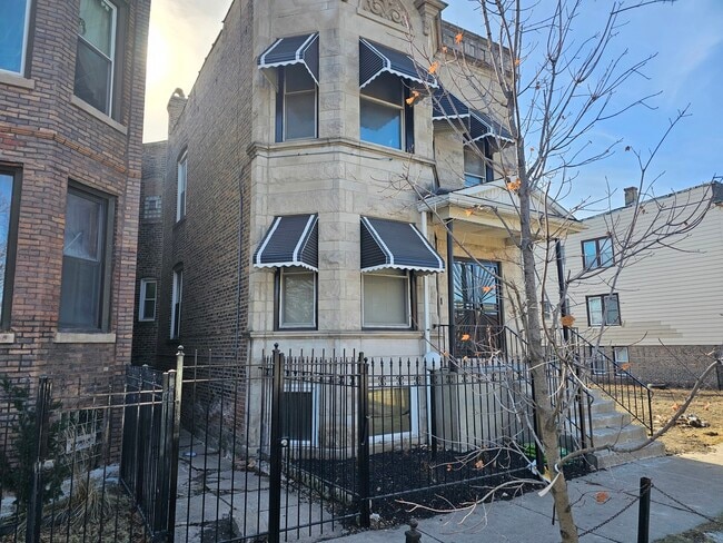 4737 W Polk St in Chicago, IL - Foto de edificio - Building Photo