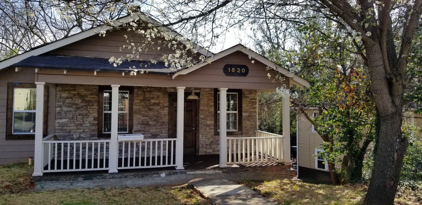 1820 Lyle Ave in College Park, GA - Foto de edificio