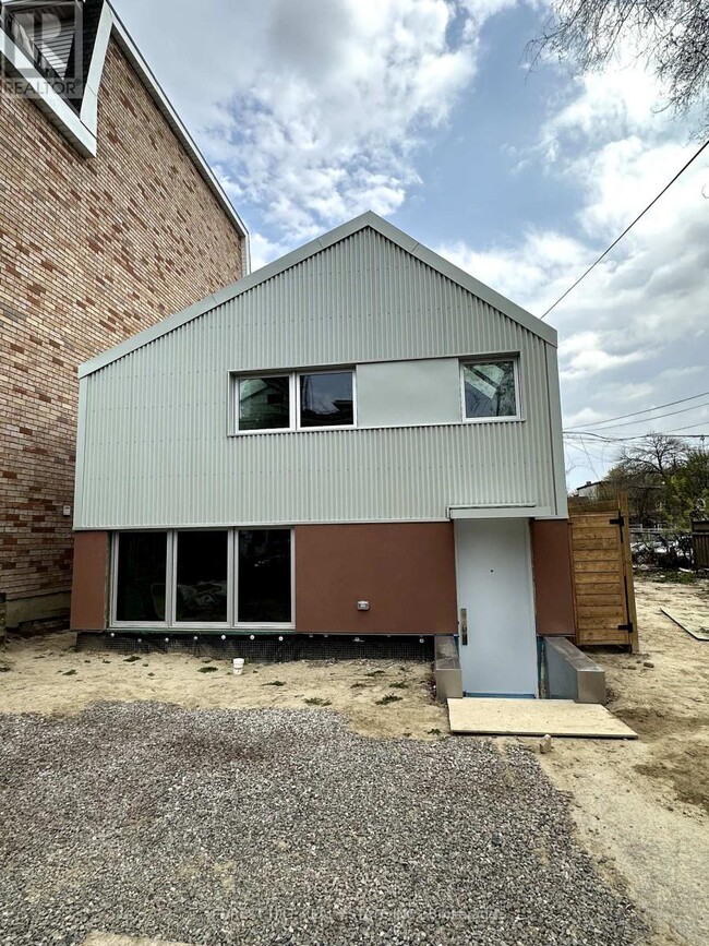 839 Gladstone Ave