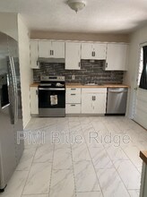 325 Comet Dr in Hendersonville, NC - Building Photo - Building Photo