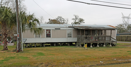 3410 Twin City Hwy in Nederland, TX - Building Photo - Building Photo