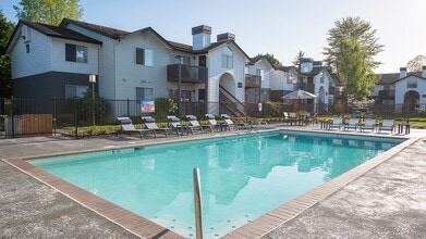 Alister Parx I in Everett, WA - Building Photo - Building Photo