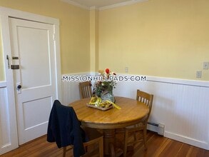 2 Hillside St, Unit 1 in Boston, MA - Foto de edificio - Building Photo