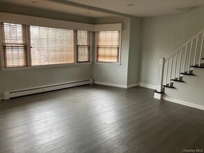 18 Park Ave in Glen Cove, NY - Building Photo - Building Photo