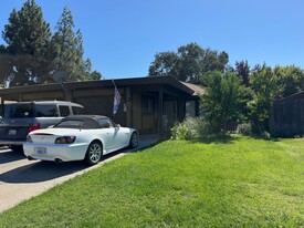 77-79-79 W Clover St in Woodland, CA - Building Photo