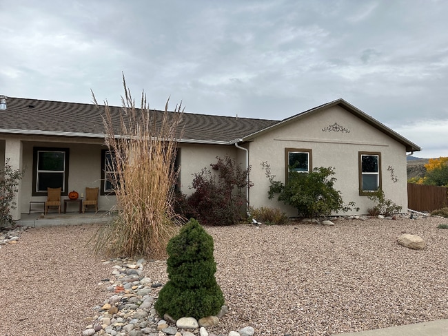 883 Vineyard Ave in Palisade, CO - Foto de edificio - Building Photo