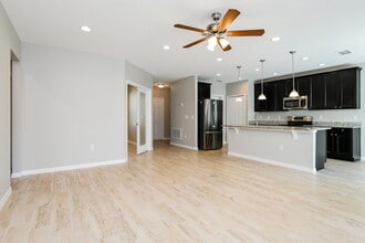201 Albany Dr in Poinciana, FL - Building Photo - Building Photo