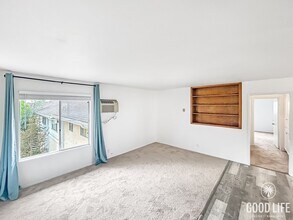 4800 Williamsburg Ln in La Mesa, CA - Foto de edificio - Building Photo