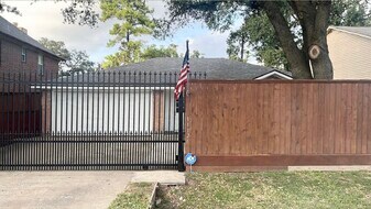 11126 Hanning Ln in Houston, TX - Building Photo