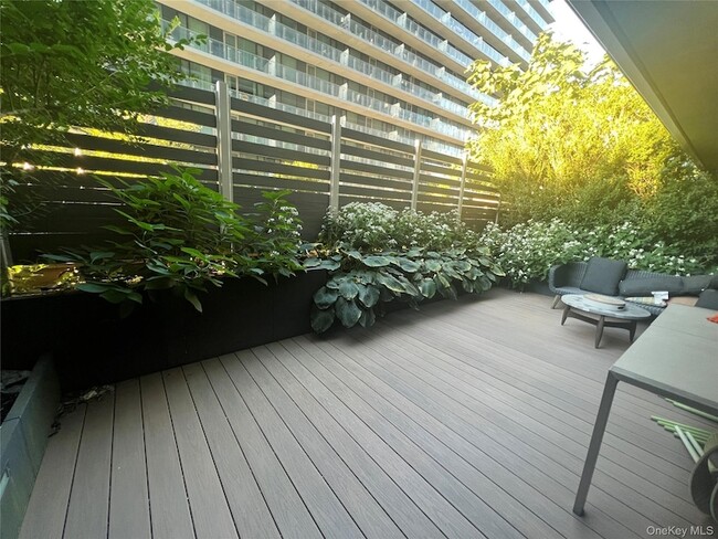 131-03 40th Rd, Unit 8J in Queens, NY - Building Photo - Building Photo