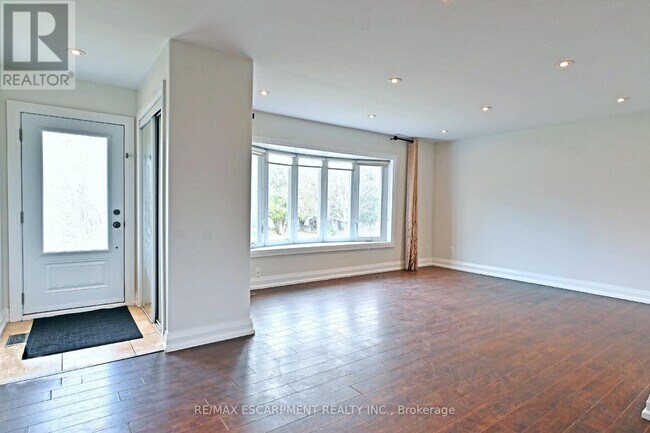 2313 Fassel Ave in Burlington, ON - Building Photo - Building Photo