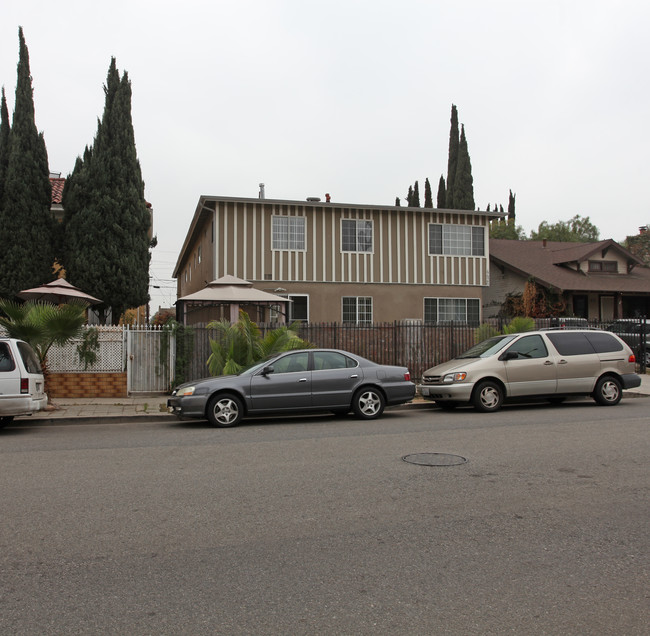 4426 Kingswell Ave in Los Angeles, CA - Building Photo - Building Photo