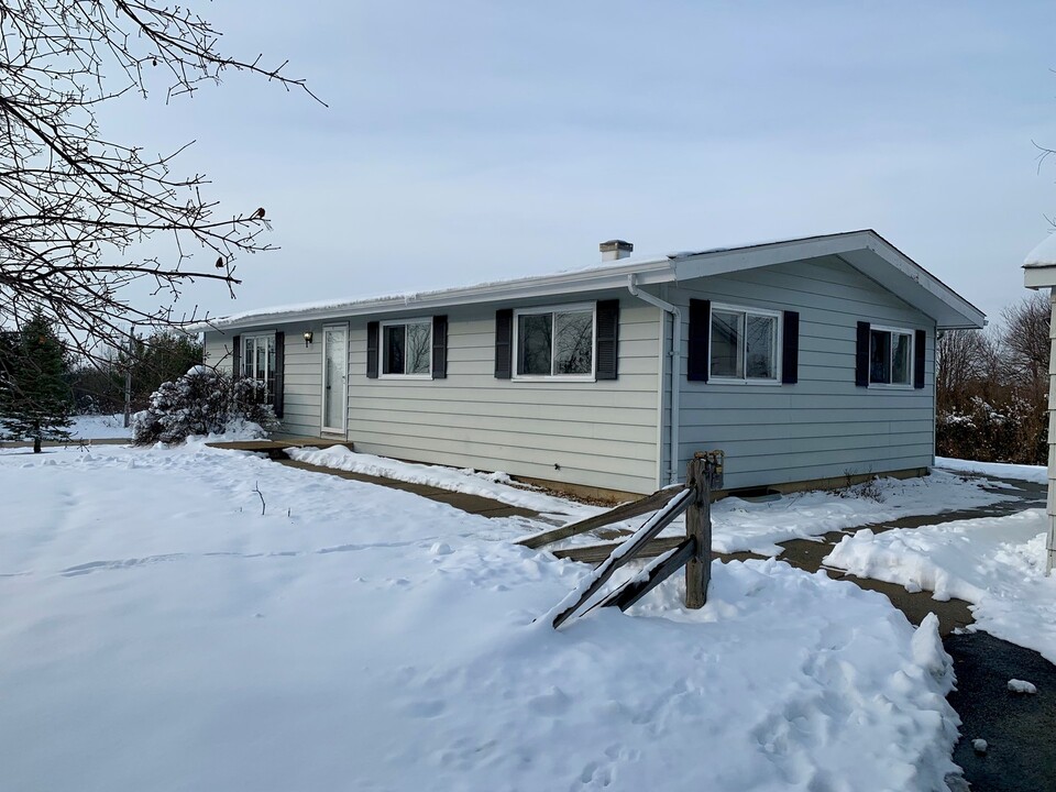 14218 Charlotte Dr in Woodstock, IL - Building Photo