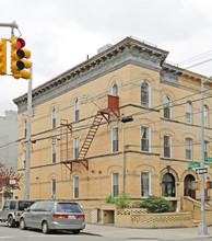 240 Saint Nicholas Ave in Brooklyn, NY - Foto de edificio - Building Photo