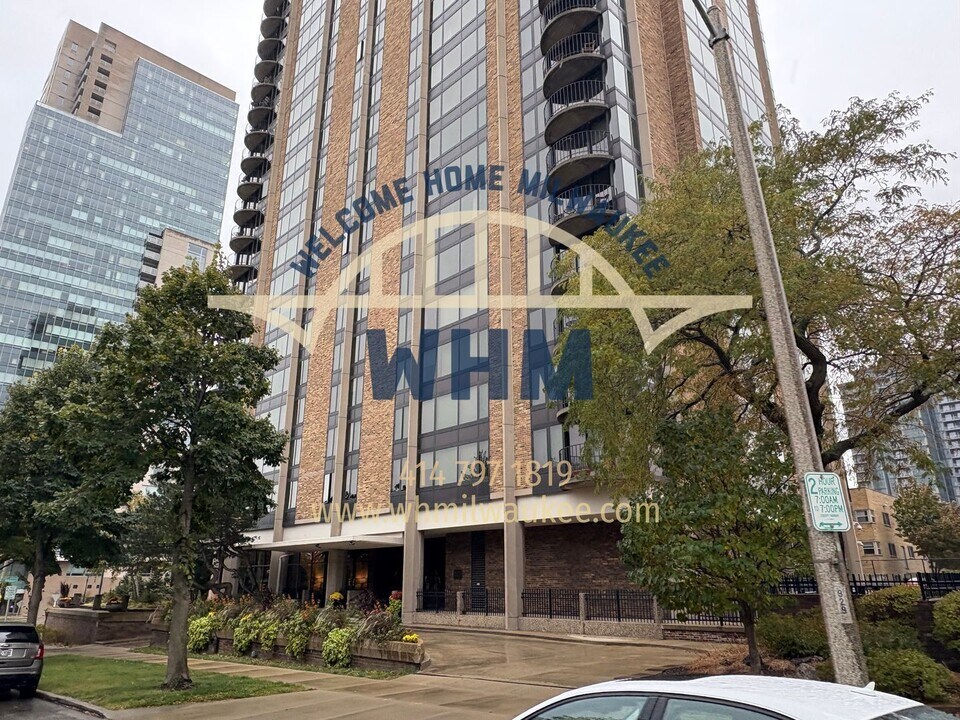 929 N Astor St in Milwaukee, WI - Building Photo