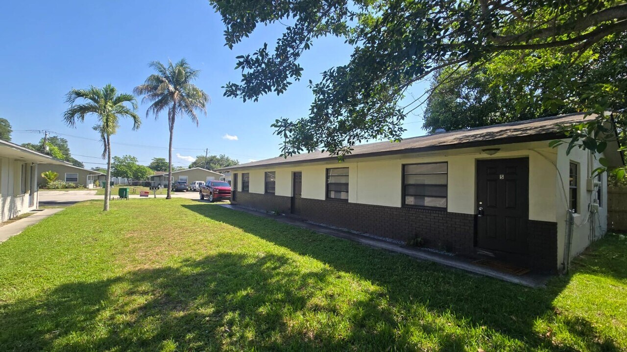 6134 SW 40th Ct in Miramar, FL - Building Photo