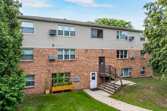 JJGF 2 - 851-861 Evergreen Dr in Hartford, WI - Foto de edificio - Building Photo