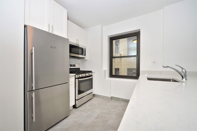 140 E 13th St, Unit 4B in New York, NY - Building Photo - Building Photo