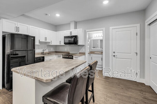 2580 Crown Crest Dr in West Kelowna, BC - Building Photo - Building Photo