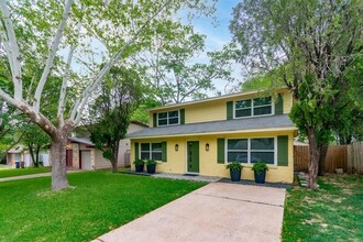 501 Gate Tree Ln in Austin, TX - Foto de edificio - Building Photo