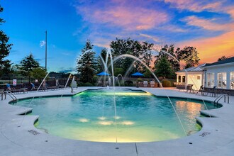 Bridford West in Greensboro, NC - Foto de edificio - Building Photo