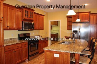 10712 Toledo Ln in Brooklyn Park, MN - Building Photo - Building Photo