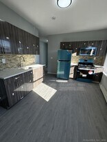 413 E Main St in Bridgeport, CT - Building Photo