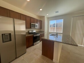 4960 Cavestone Rd in Sun Valley, NV - Foto de edificio - Building Photo