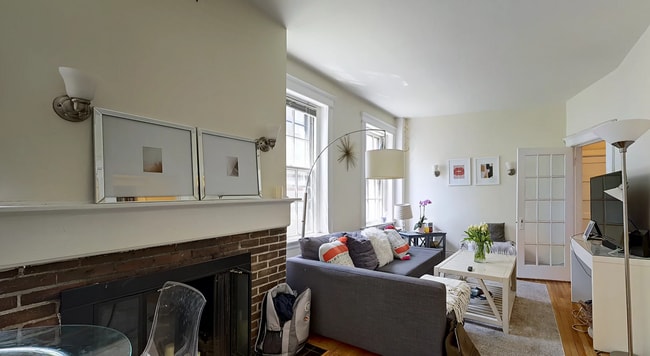 131 Myrtle St, Unit 3 in Boston, MA - Building Photo - Building Photo