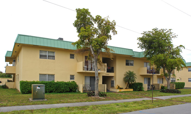 Newcastle Apartments in Fort Lauderdale, FL - Building Photo - Building Photo