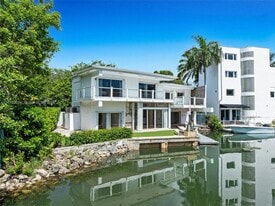 2120 S Bayshore Dr in Miami, FL - Building Photo