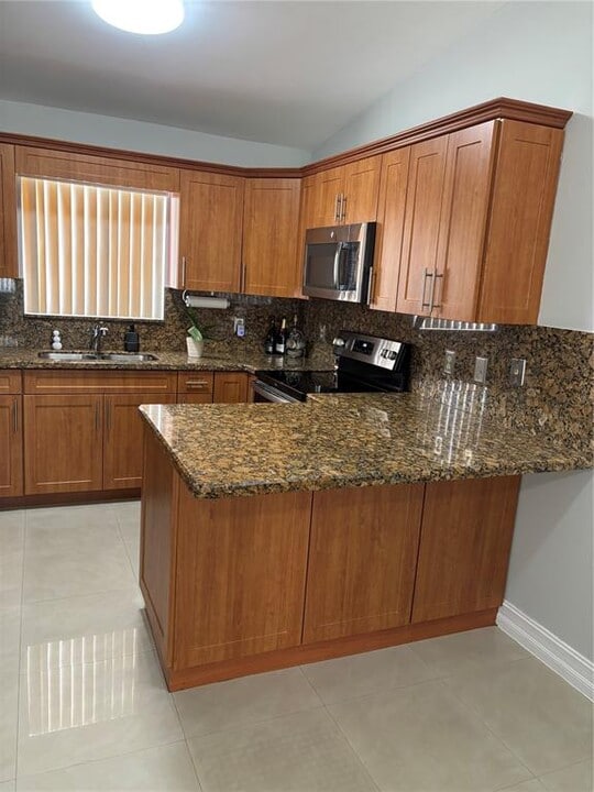 2238 W 74th St, Unit 201 in Hialeah, FL - Building Photo