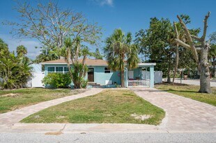 101 143rd Ave in Madeira Beach, FL - Building Photo