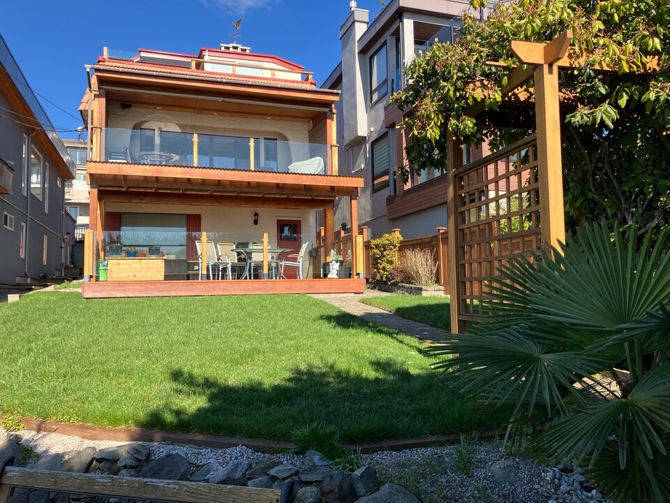 15091 Royal Av in White Rock, BC - Building Photo