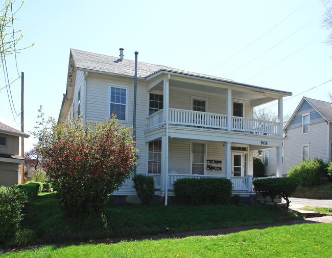 908 Indiana St in Lawrence, KS - Building Photo - Building Photo