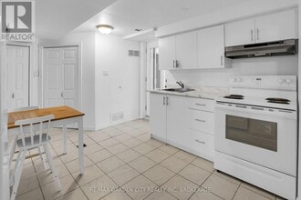 18 Wakil Dr in St Catharines, ON - Building Photo - Building Photo