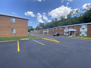 Creekside Apartments in Cleveland, OH - Foto de edificio - Building Photo