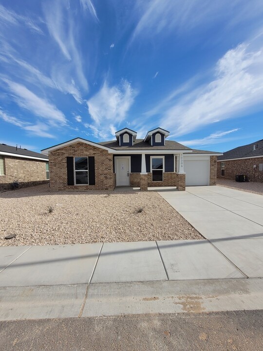 10306 Desert Ave in Odessa, TX - Building Photo