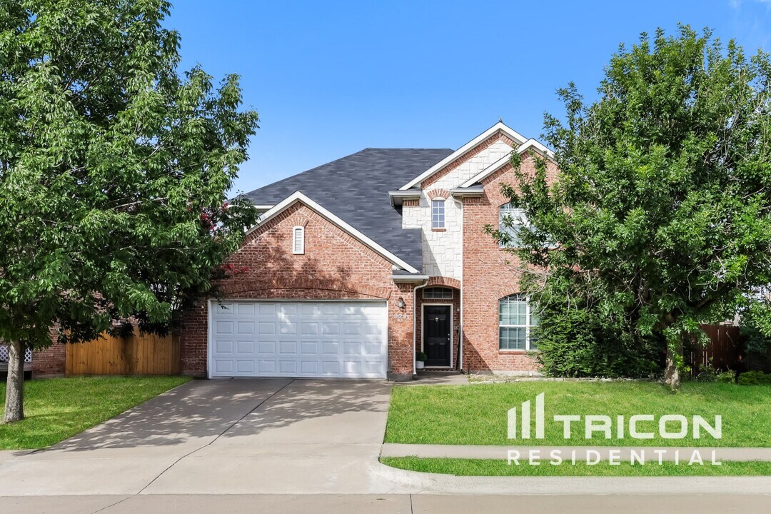 921 Redbud Road in Burleson, TX - Foto de edificio